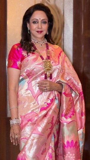 हेमा मालिनी के खूबसूरत साड़ी लुक्स