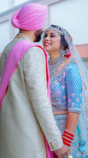 दुल्हन ने अपनी शादी में पहना ब्लू कलर का लहंगा