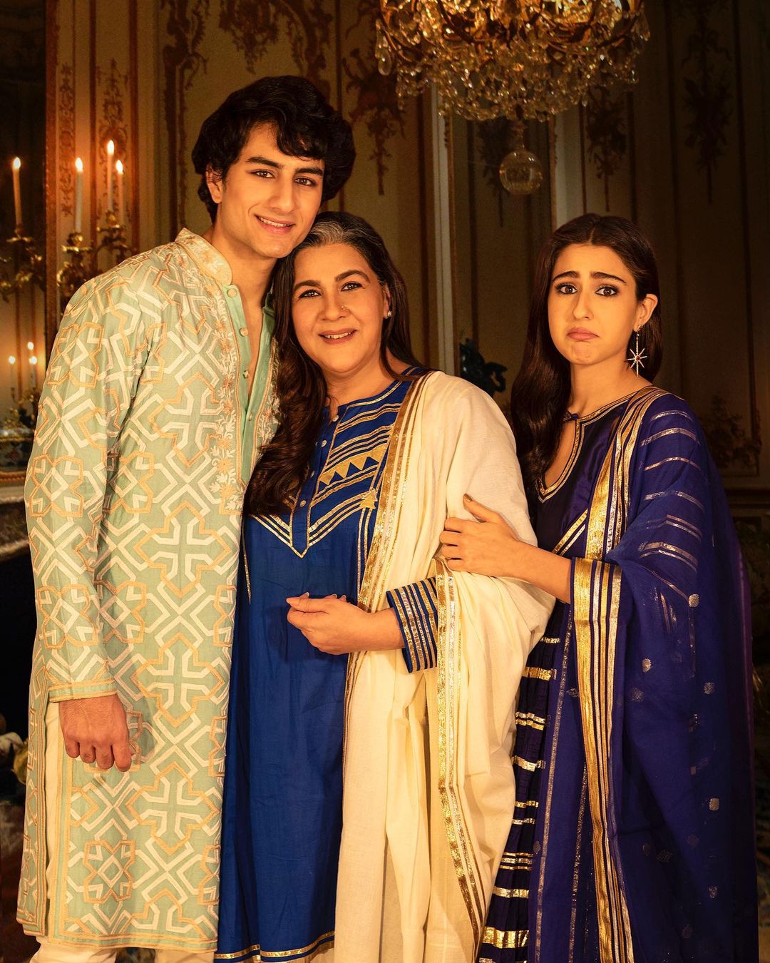 Sara Ali Khan Pic With Amrita Singh | बेटे इब्राहिम और मम्मी के प्यार को  देख जलने लगीं सारा अली खान