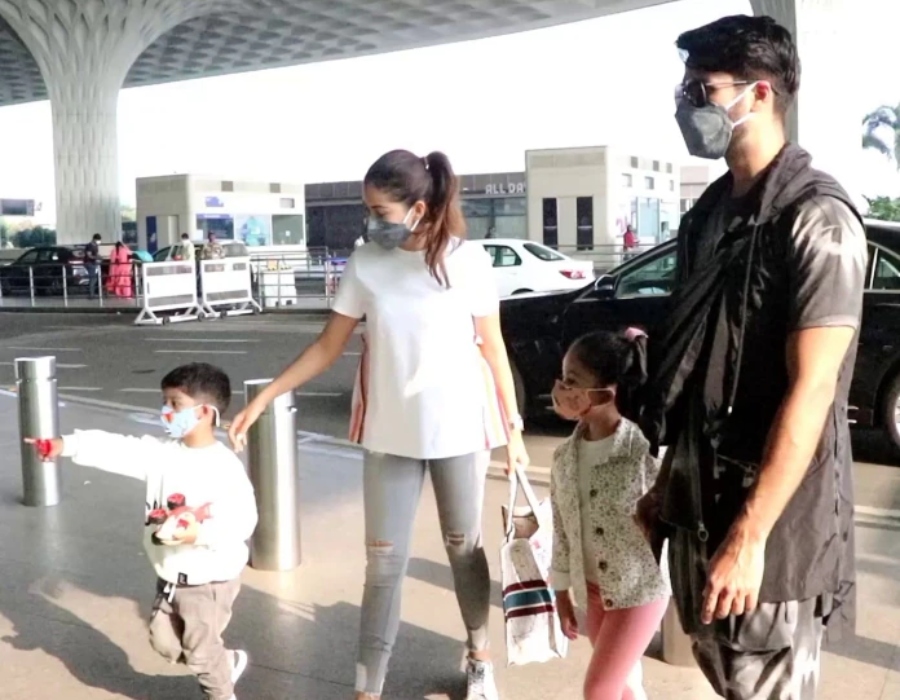 Shahid Kapoor With his wife Mira and children