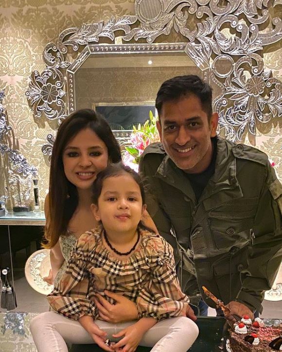 MS Dhoni With His Wife Sakshi and Child Ziva