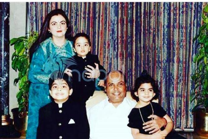 Mukesh Ambani And Neeta Ambani With His Children