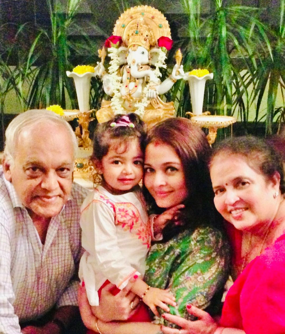 Aishwarya Rai Bachchan with her parents and daughter