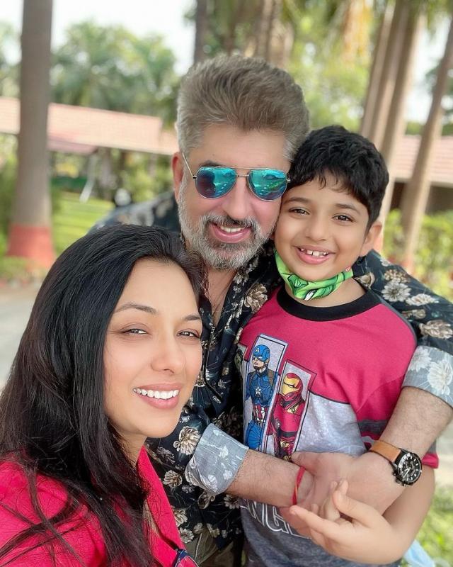 rupali ganguly with family