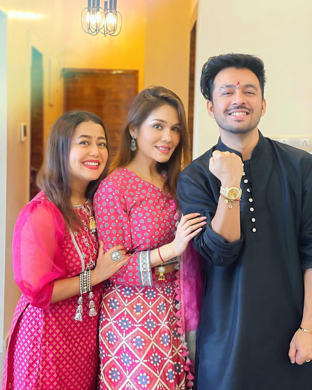 Neha Kakkar With Her Brother Tony and Sister Sonu