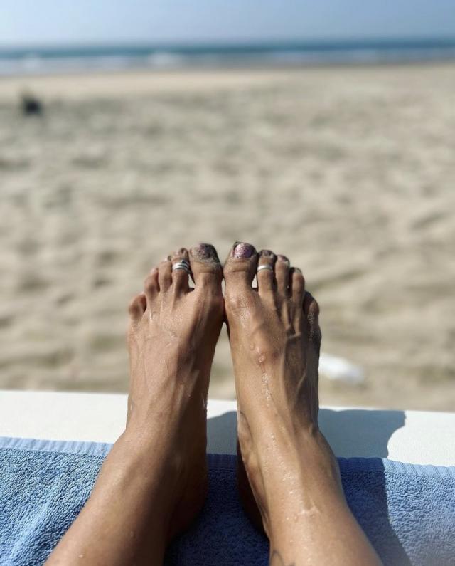 Tanishaa Mukherjee Wearing Toe Rings