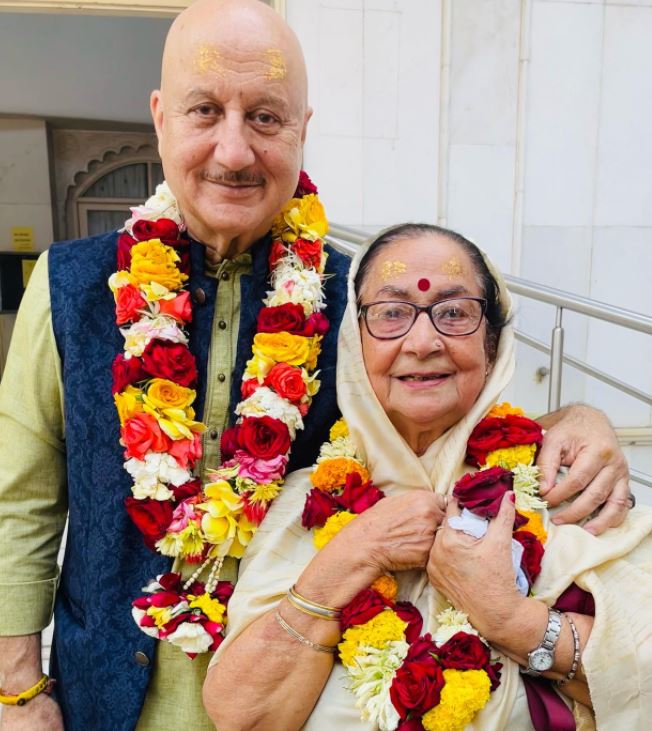 Anupam Kher with his mother Dulari