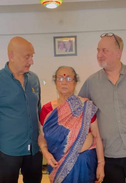 Anupam Kher with mother and brother