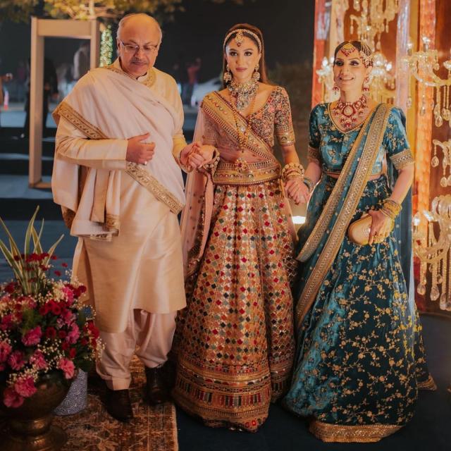 Pakistani Bride Altish Yousuf with parents