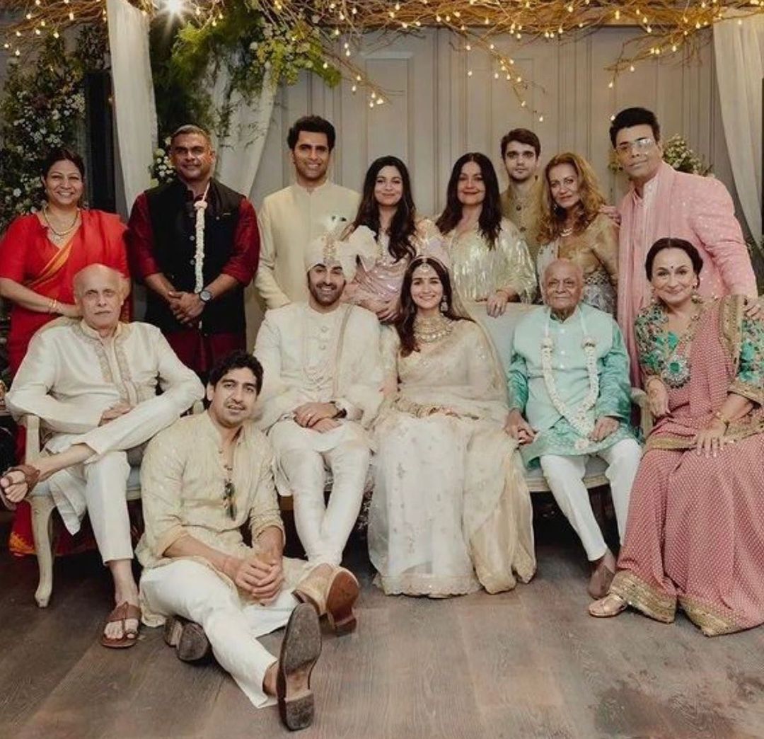 alia bhatt and ranbir kapoor with bhatt family
