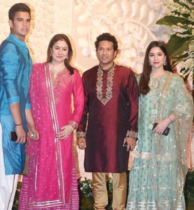 Sachin Tendulkar with wife and kids